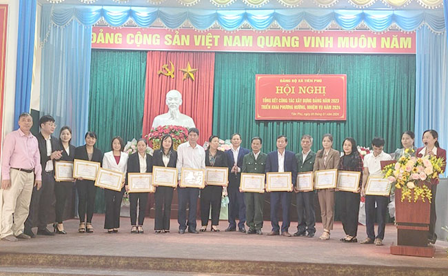 Hội nghị tổng kết công tác Đảng năm 2023 và triển khai nhiệm vụ năm 2024 tại UBND xã Tiên Phú